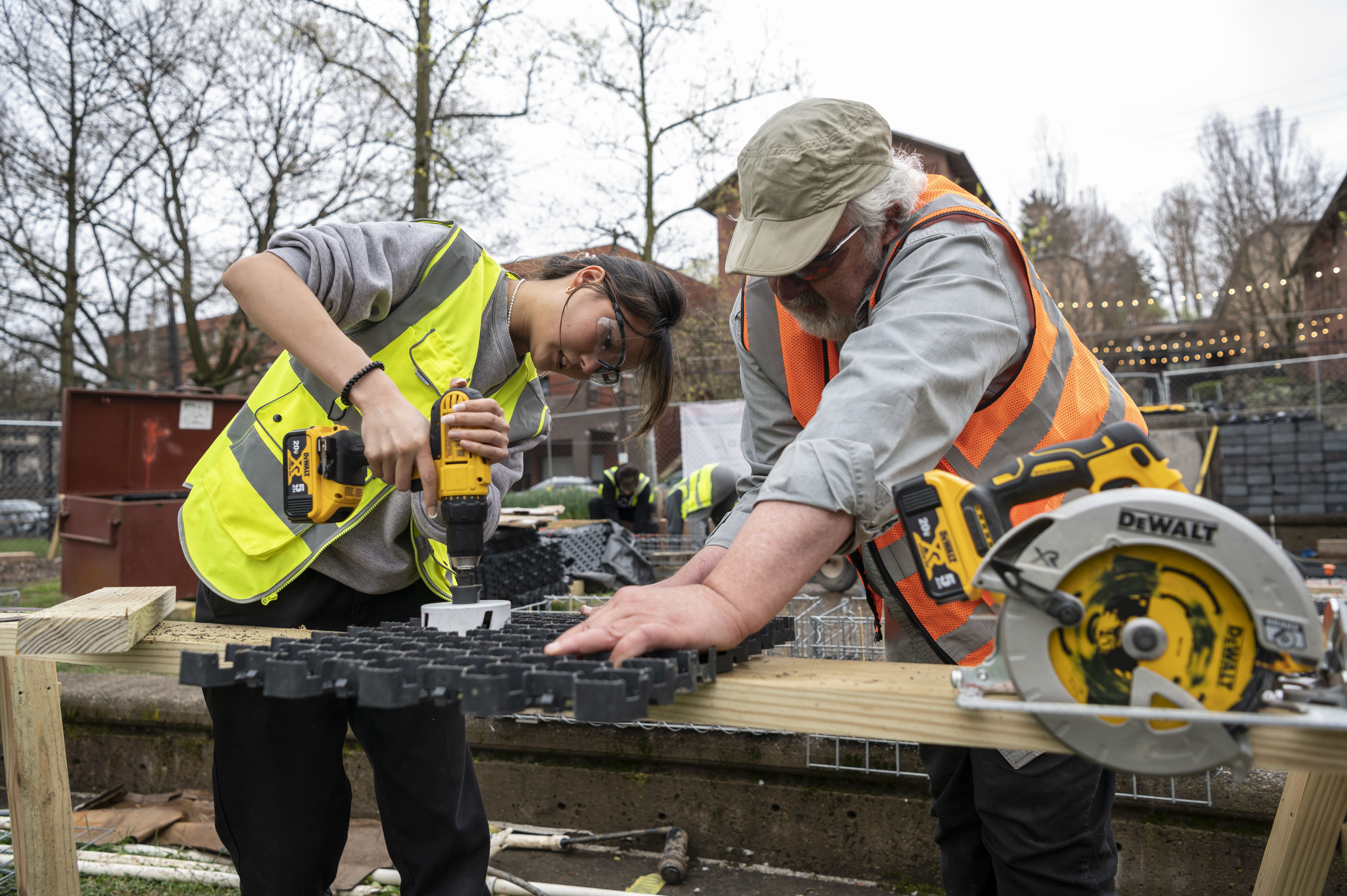 枯山水, S22 Design/Build Studio, MMCH Plaza, CMU Campus, 2022. Steve helping Kimberlyn Cho learn to use a hole saw.