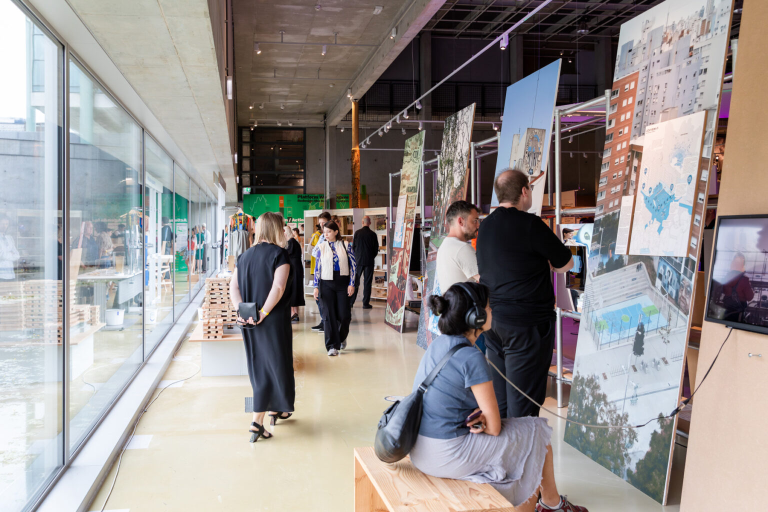 people read exhibition boards