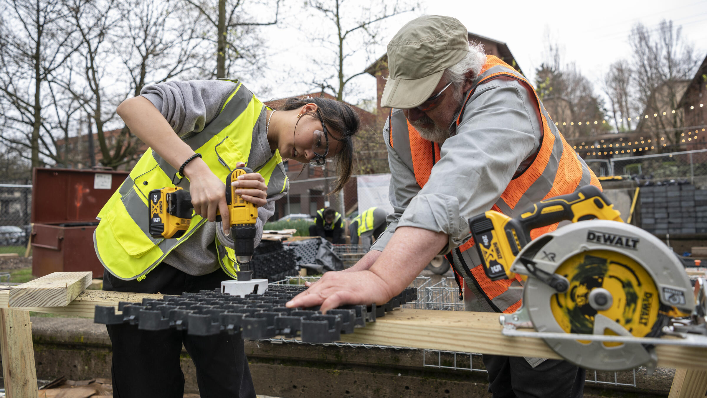 枯山水, S22 Design/Build Studio, MMCH Plaza, CMU Campus, 2022. Steve helping Kimberlyn Cho learn to use a hole saw.