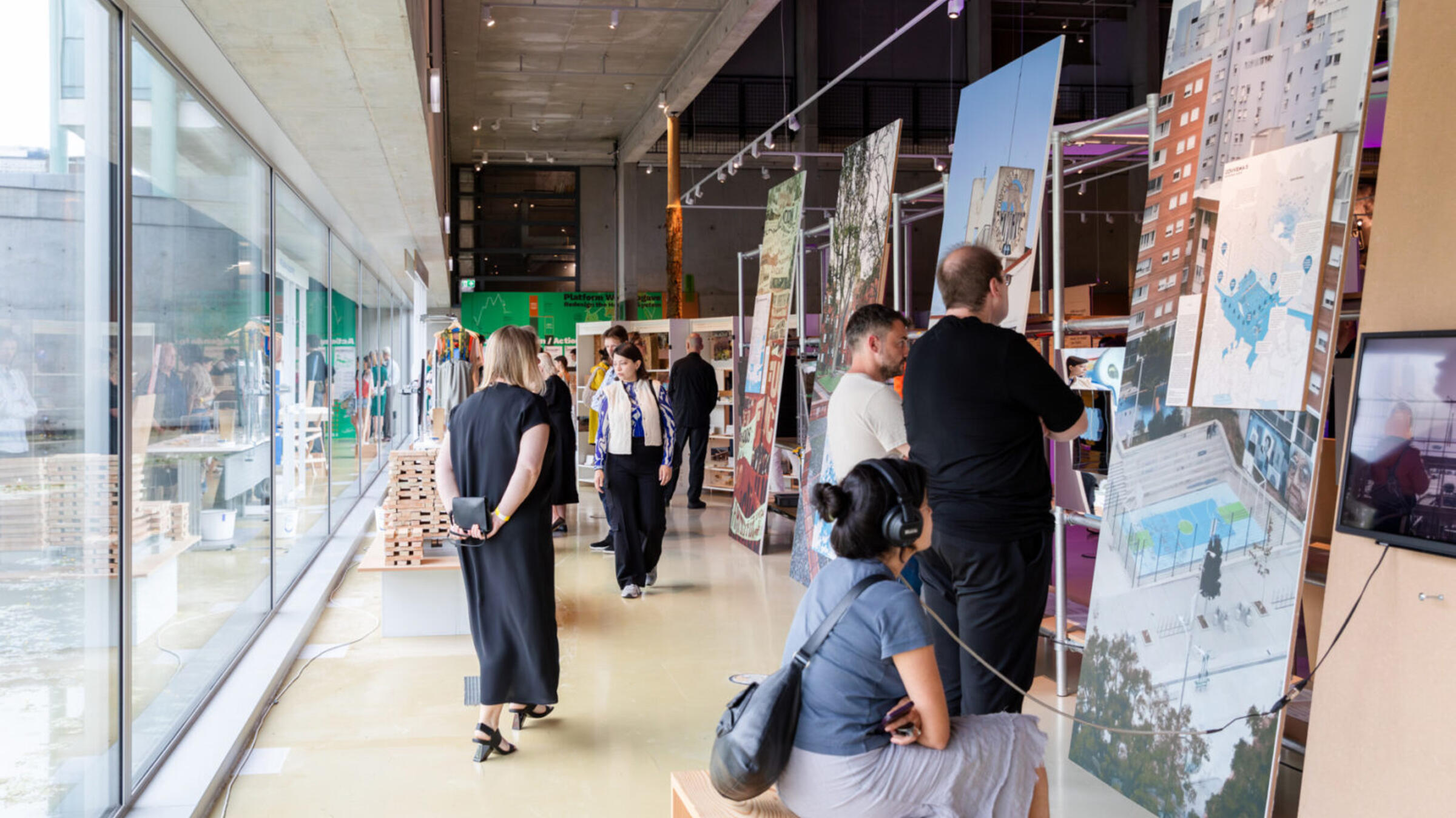 people read exhibition boards