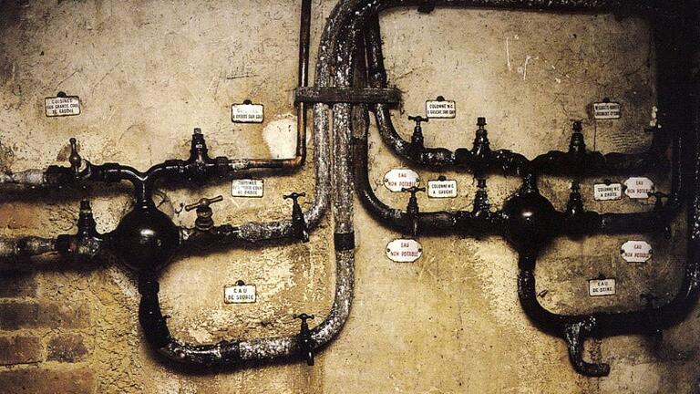 Nineteenth century water and sewage pipes from Pierre Pinon, "Atlas du Paris Haussmanien. La ville en héritage, du Second Empire a nos jours," Parisgramme, Paris 2002.